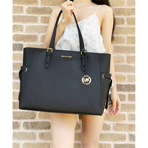 is michael kors bags still popular